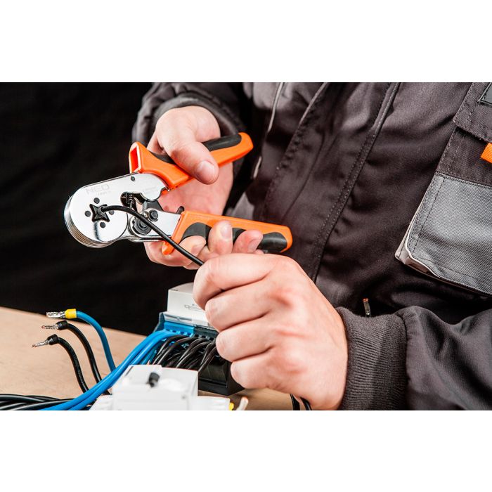 Szczypce do zaciskania końcówek tulejkowych 0.25 - 6 mm2 01-507