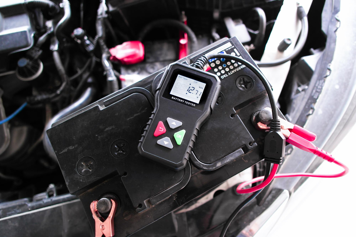 Jak podłączyć amperomierz do prostownika? Praktyczny przewodnik