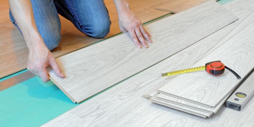 Układanie paneli podłogowych – o czym należy pamiętać i jakie narzędzia wybrać do pracy?