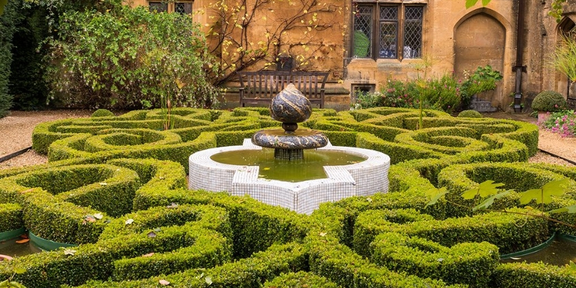 Tworzymy przestrzeń ogrodową w stylu angielskim - jakimi zasadami warto się kierować?