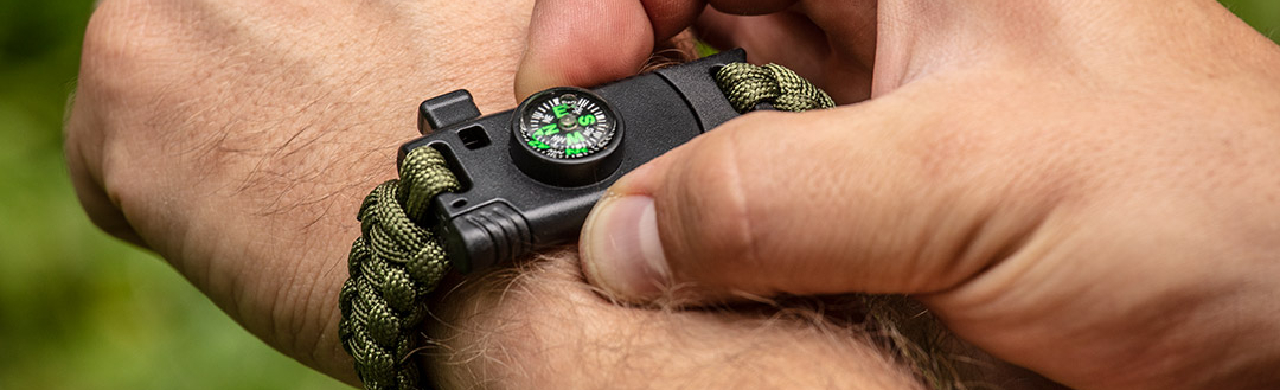 Bransoletka survivalowa – do czego służy? Poradnik