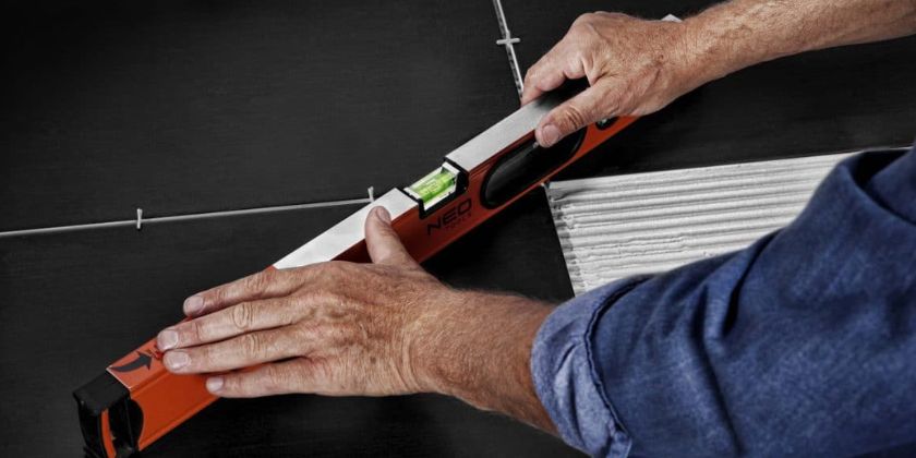 Kładzenie fugi na płytkach na podłodze i ścianie - zrób to sam