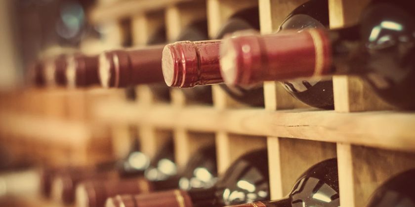 Jak zrobić stojak na wino? Ze sznurka, z drewna