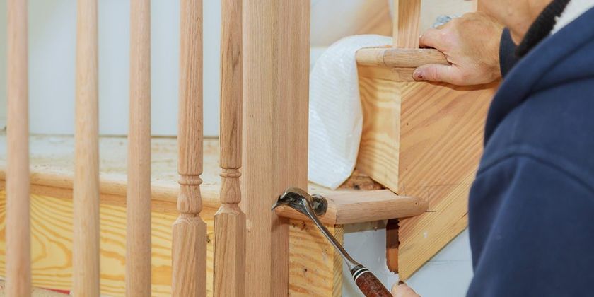 Montaż drewnianej i szklanej balustrady