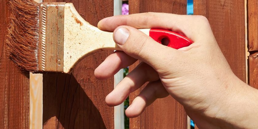 Malowanie betonowych i drewnianych płotów - najważniejsze informacje