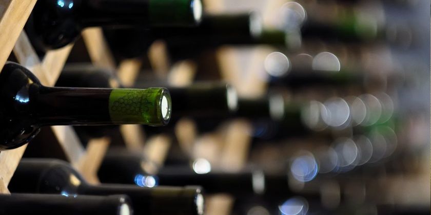 Jak zrobić stojak na wino? Ze sznurka, z drewna