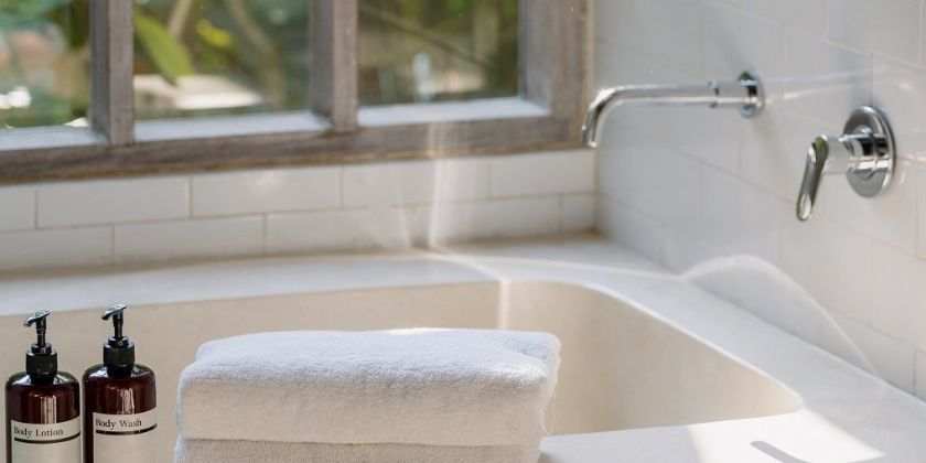 Jak zabudować wannę? Sprawdzone sposoby, praktyczne porady