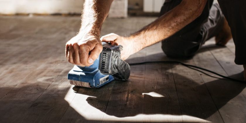 Cyklinowanie parkietu, czyli jak przywrócić drewnianym podłogom ich naturalny blask