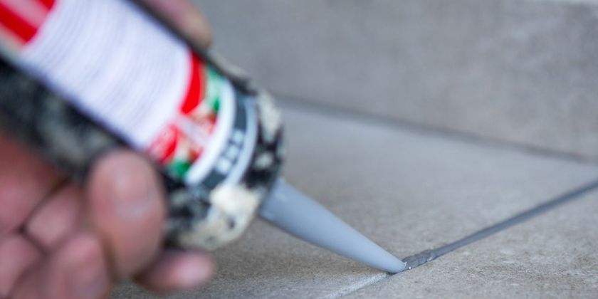 Silikonowanie płytek krok po kroku