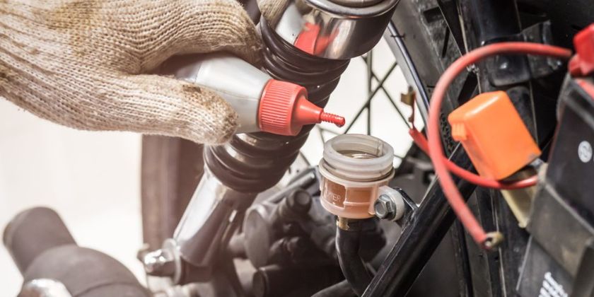 Jak wymienić płyn hamulcowy w motocyklu tanio i szybko?