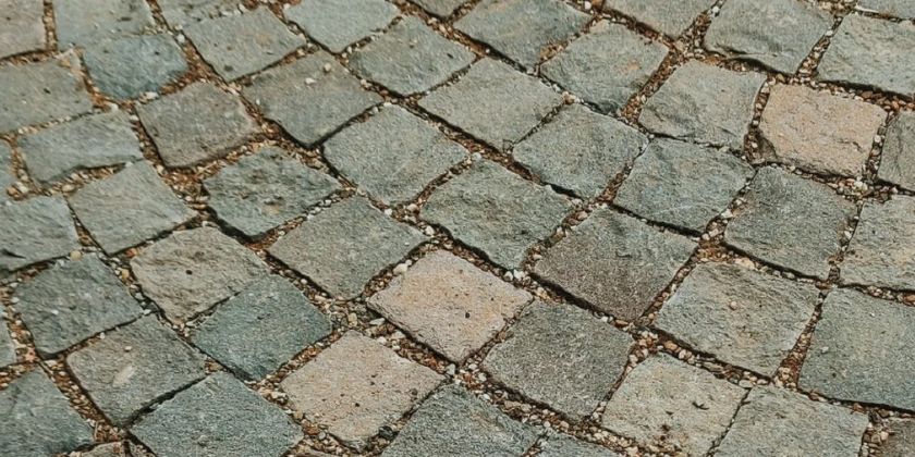 Kostka brukowa w ogrodzie - jak samodzielnie ułożyć ścieżkę?