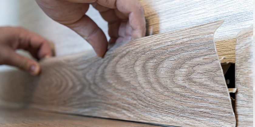 Montaż listew przypodłogowych - jak wykonać go szybko i starannie?