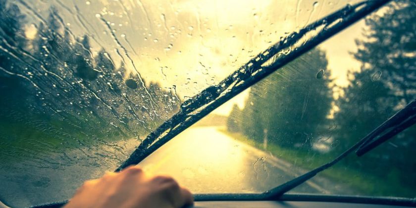 Jak dokonać wymiany wycieraczek samochodowych?