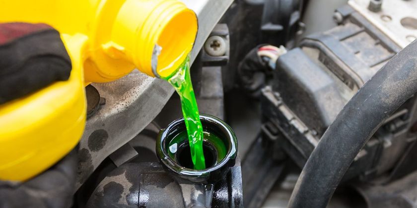Jakie są przyczyny ubytku płynu chłodniczego? Jak poradzić sobie z cieknącą chłodnicą?