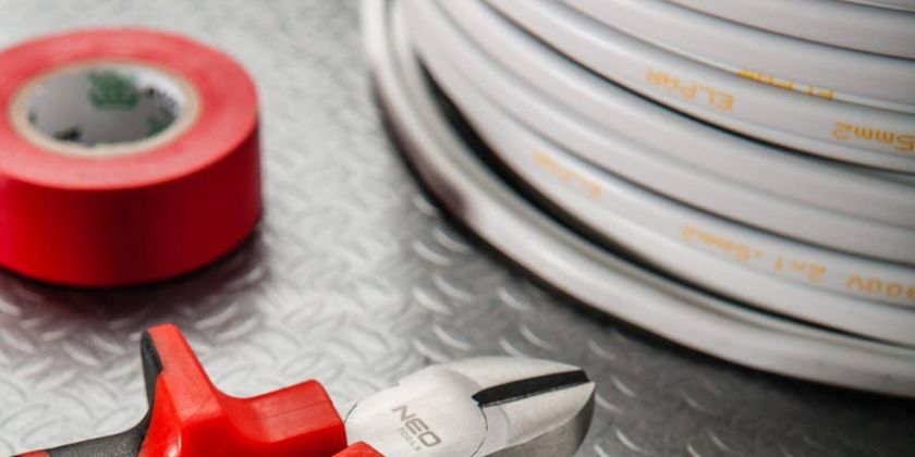 Jak podłączyć gniazdko elektryczne krok po kroku?