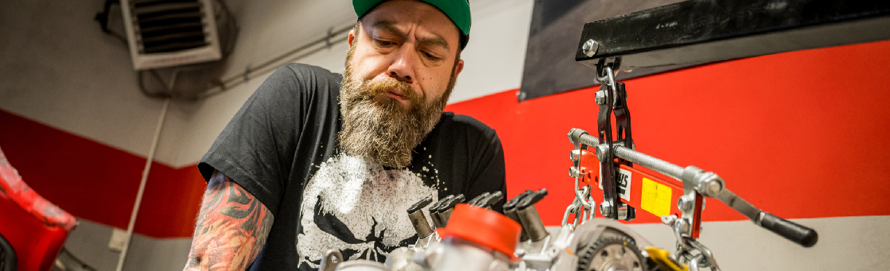 Poradnik Micha: Falowanie obrotów silnika. Jakie są przyczyny i jak je naprawić?