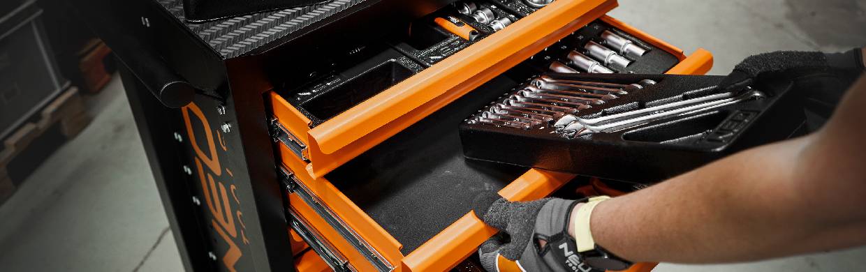 Zestaw kluczy w szafce