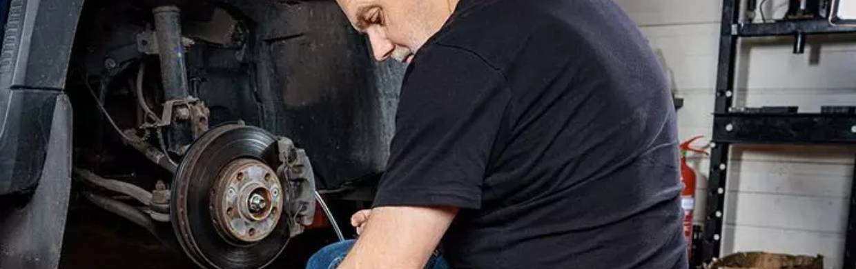 Mechanik naprawia auto