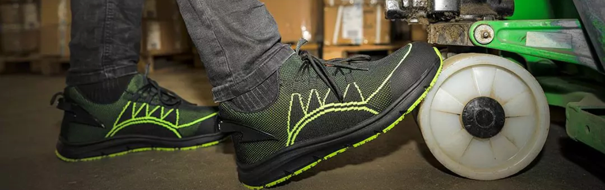 Jak rozbić buty robocze z blachą? Skuteczne metody i porady