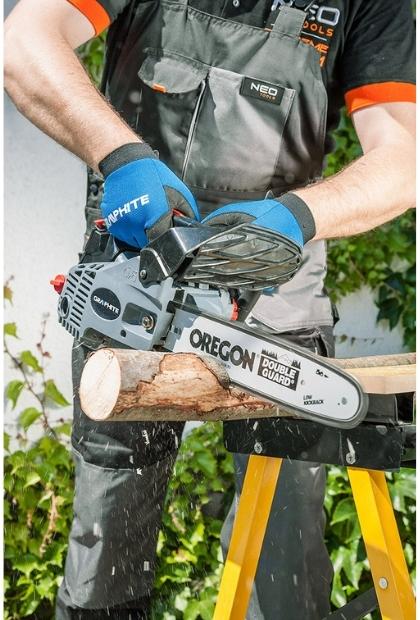 Mężczyzna z piłą łańcuchową