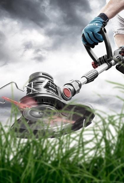 Podkaszarka w trawie