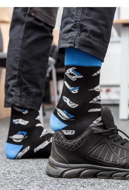 Stopa lekko wsadzona do buta