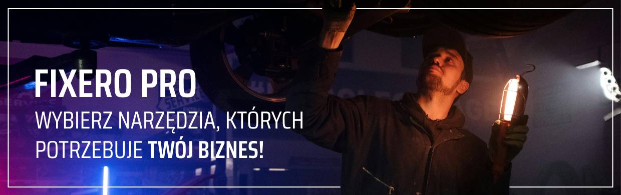 Mechanik samochodowy z lampą warsztatową