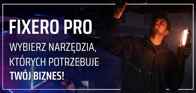 Mechanik samochodowy z lampą warsztatową