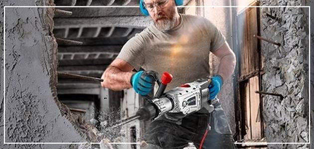 Mężczyzna z młotem udarowym