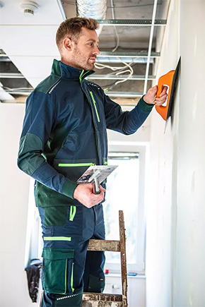 Mężczyzna ze szpachelką