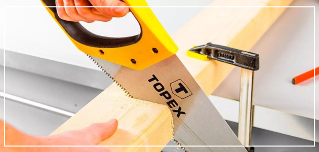Piła Topex tnie deskę